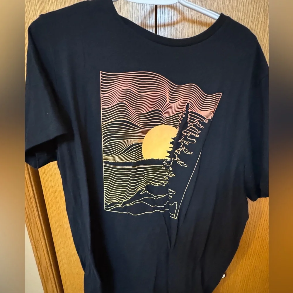 Old Navy graphic t-shirts - Picture 7 of 8